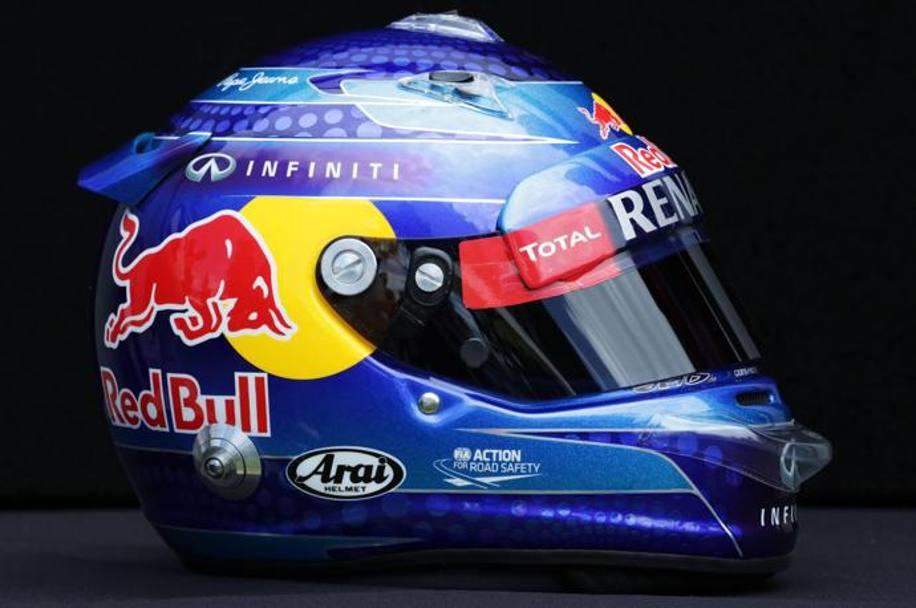 Questo è invece il casco di Vettel nelle foto ufficiali di inizio stagione